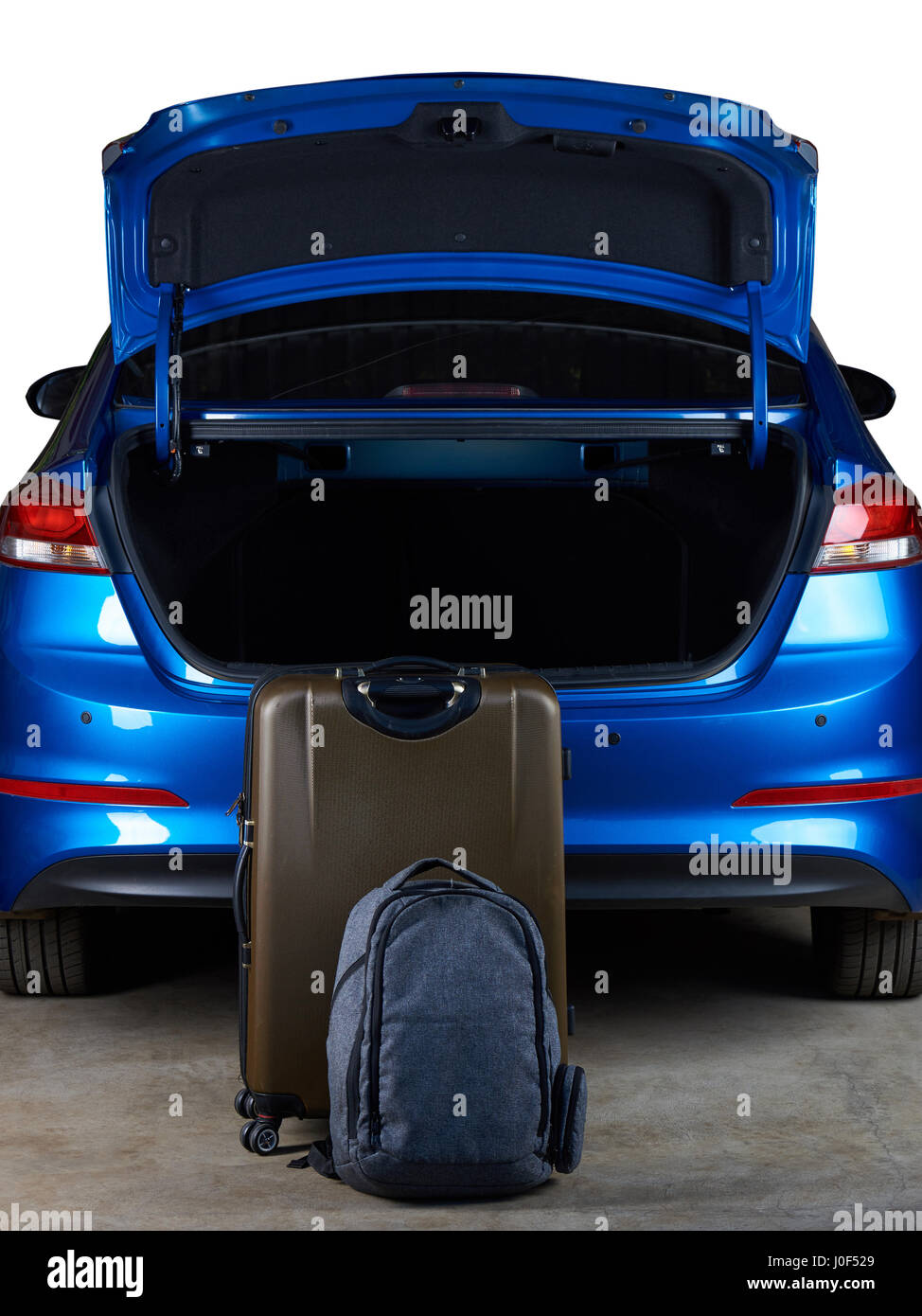 Valises debout à côté d'ouvrir car trunk isolé sur fond blanc Banque D'Images