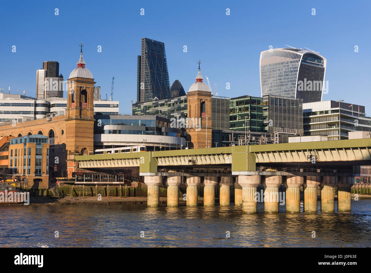 Cannon Street Railway Bridge et vue sur la Ville London UK Banque D'Images