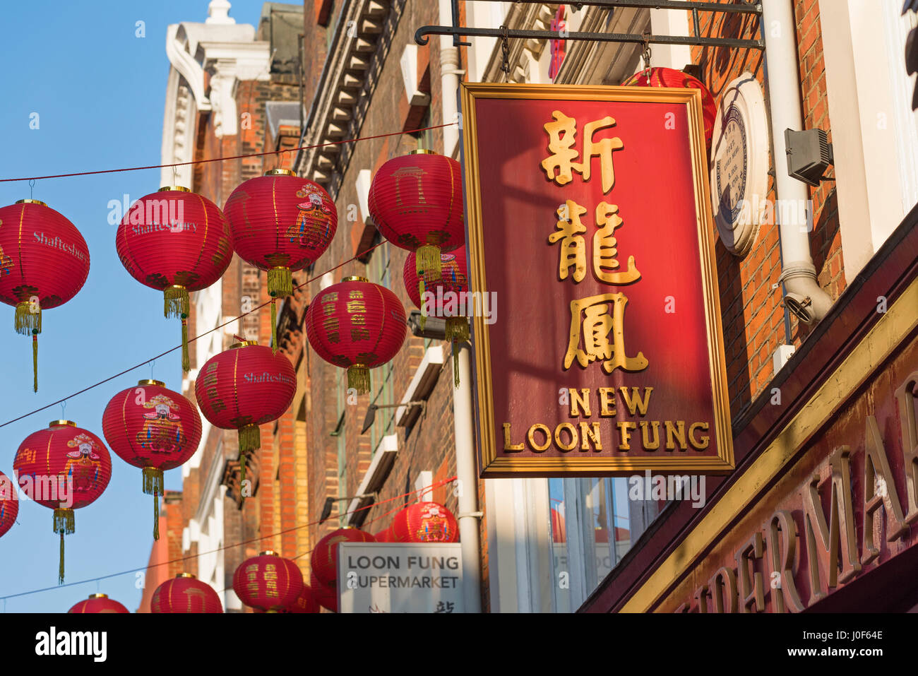 Signe Chinois et lanternes Gerrard Street Chinatown London UK Banque D'Images