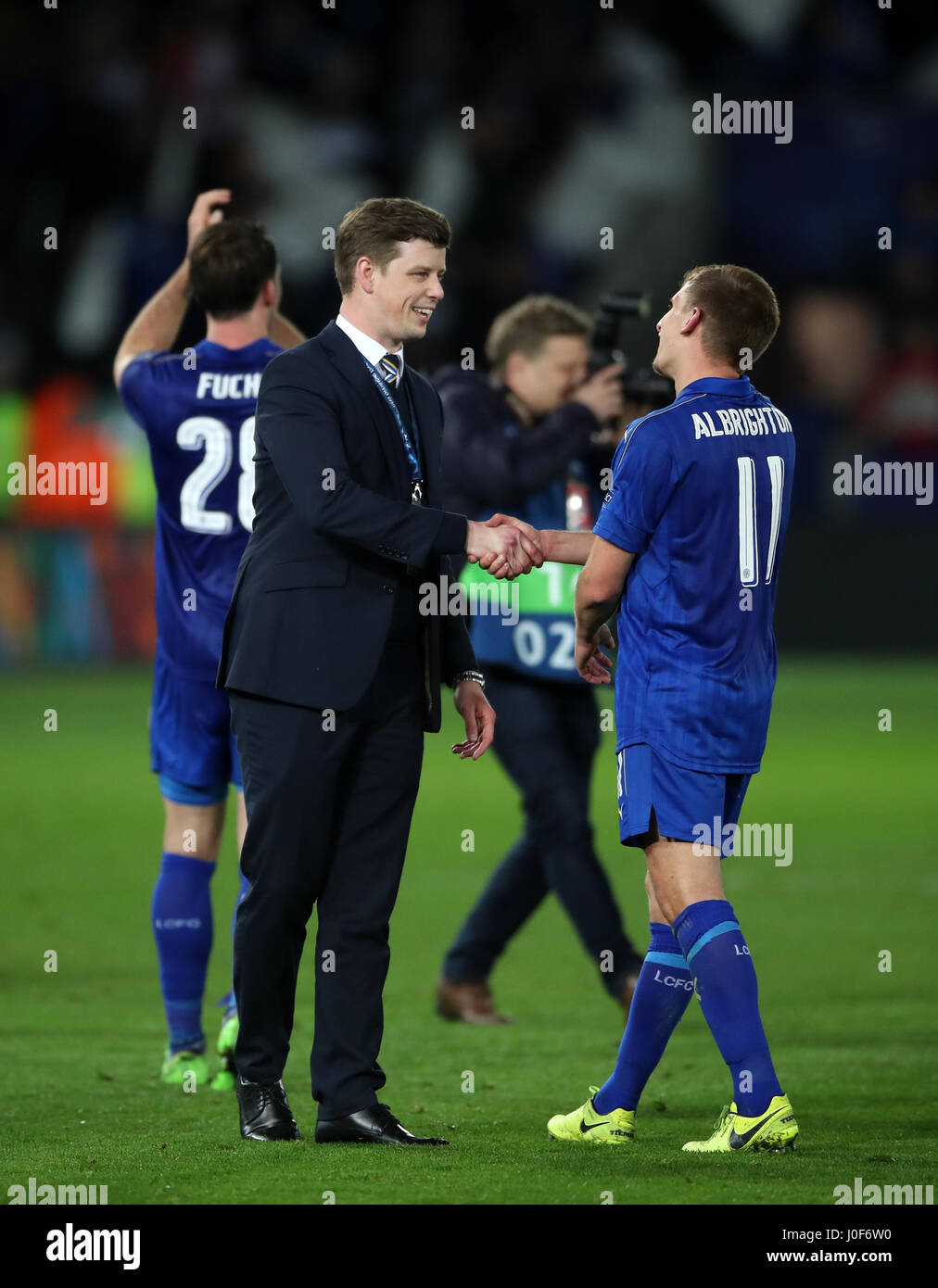 Leicester City Press Officer Anthony Herlihy (à gauche) félicite Marc Albrighton au coup de sifflet final Banque D'Images