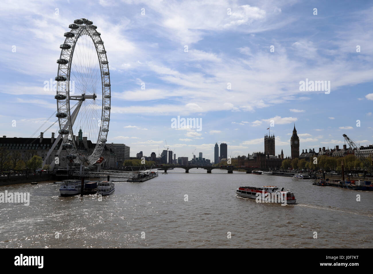 La grande roue London Eye surplombe la Tamise dans le centre de Londres, avec le Palais de Westminster à l'arrière-plan. Banque D'Images