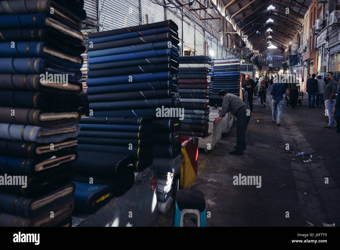 Fixation de tissus à vendre sur le Grand bazar de Téhéran, ville capitale de l'Iran et la province de Téhéran Banque D'Images