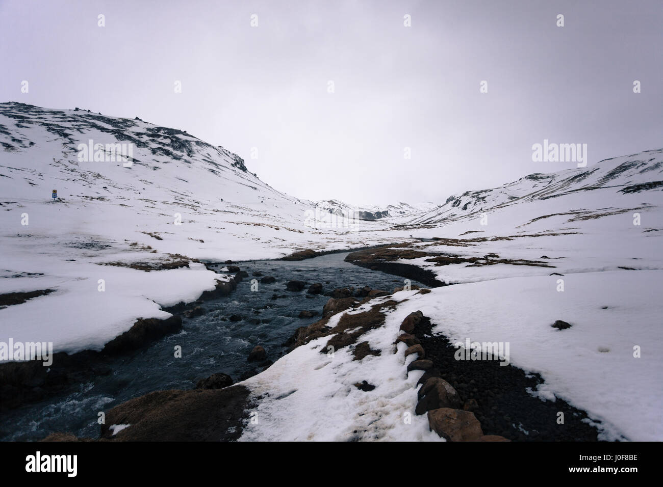 Un ruisseau de montagne à proximité de sources chaudes de la géothermie, un Reykjadalur sentier de randonnée populaires près de Reykjavik, Islande Banque D'Images