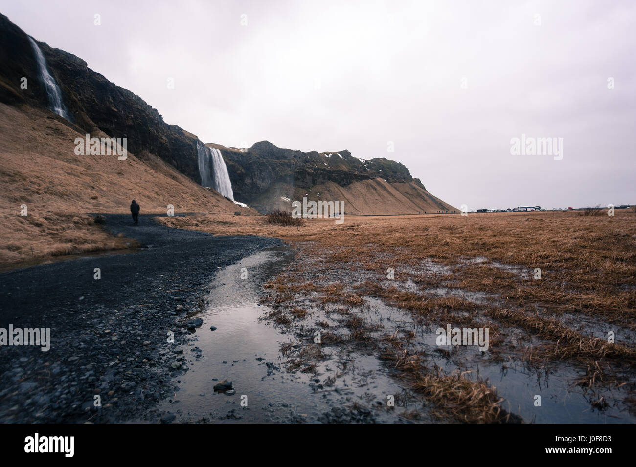 Réflexions sur le chemin de Seljalandsfoss, l'une des plus célèbres chutes d'eau en Islande Banque D'Images