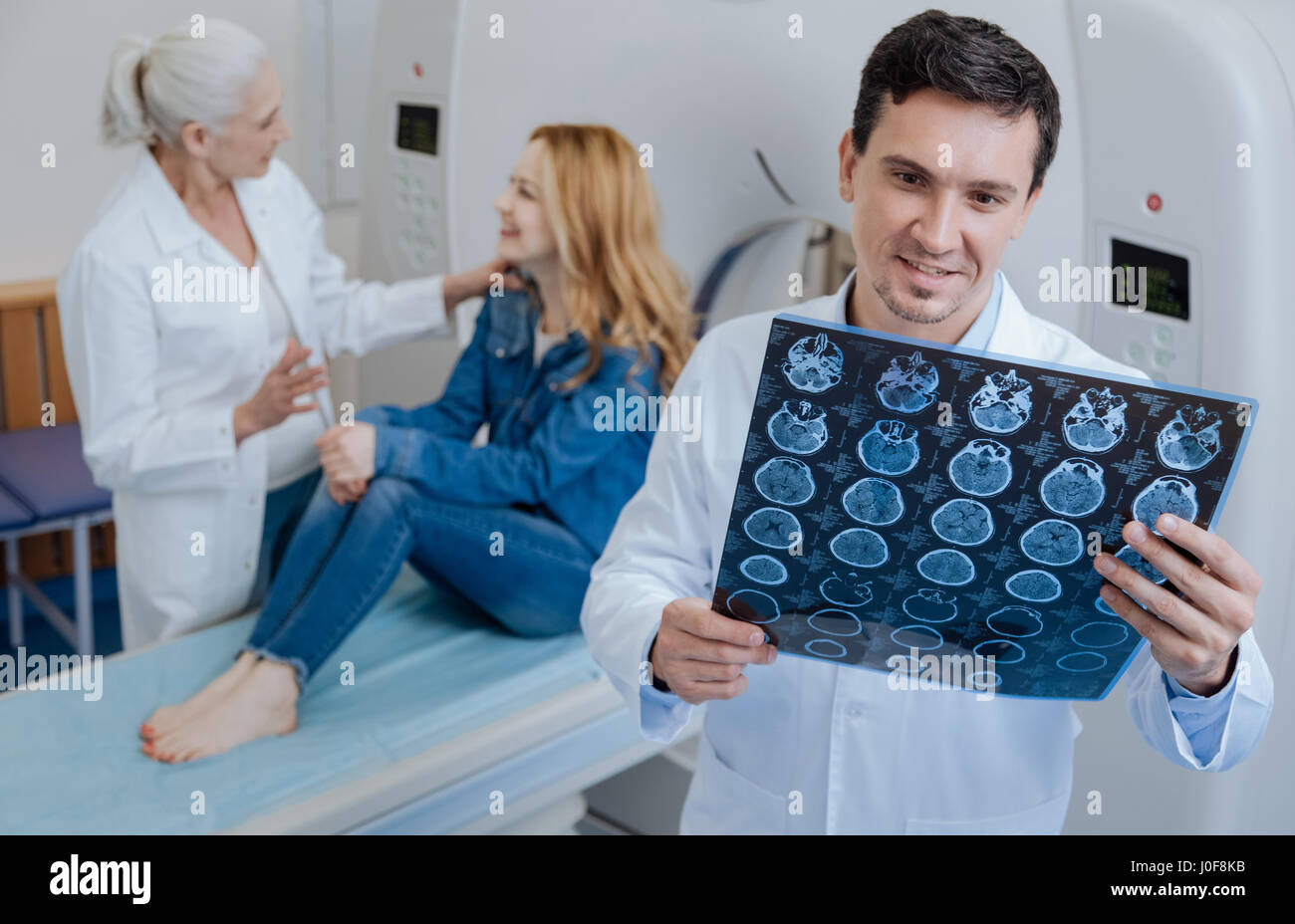 Ravi doctor holding positive résultats CT scan Banque D'Images