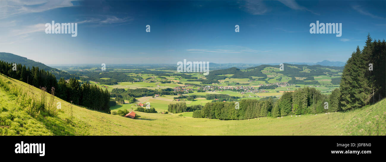 Vue panoramique sur la colère et l'Hoegl près du Rupertiwinkel. La Bavière, Allemagne Banque D'Images