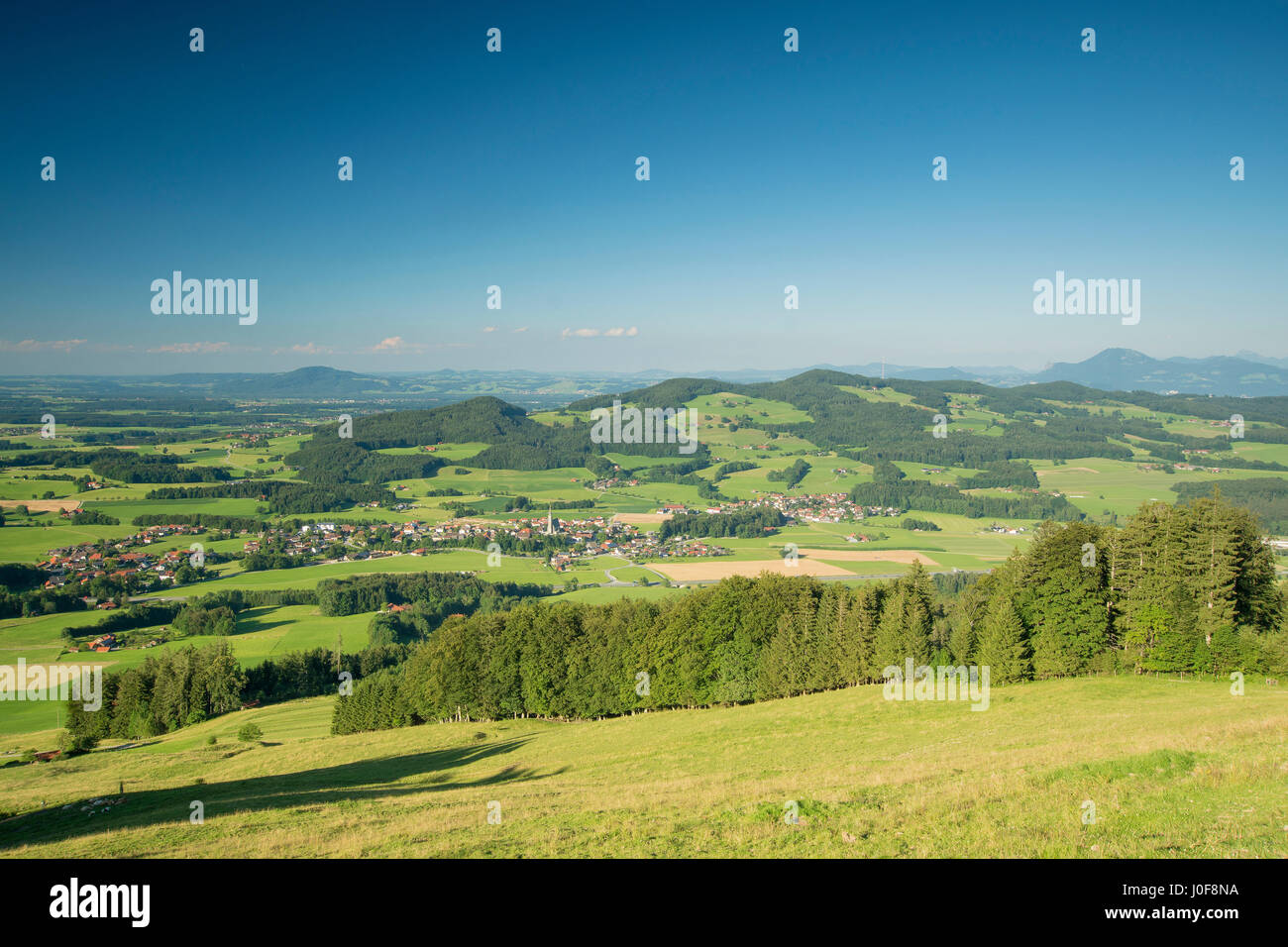 Vue panoramique sur le village de la colère et de la colline Hoegl dans les contreforts des Alpes Banque D'Images