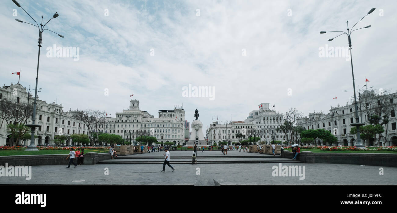 Plaza San Martin - Centre de Lima au Pérou avec quelques touristes Banque D'Images