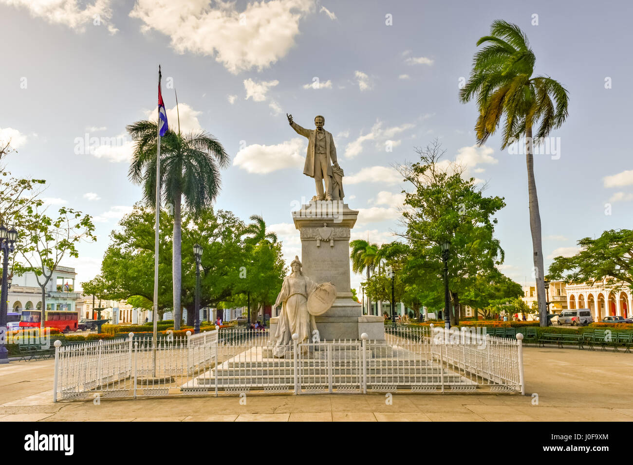 Statue de Jose Marti dans le parc Jose Marti, la place principale de Cienfuegos (UNESCO World Heritage), Cuba. Banque D'Images