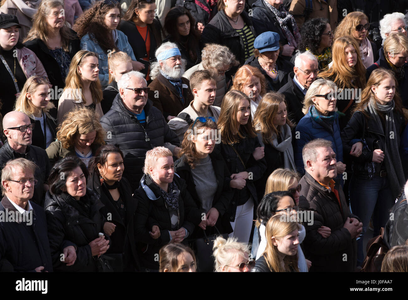 Des milliers de personnes se réunissent une veille pour les victimes de l'attaque de Stockholm après un présumé terroriste a conduit un camion dans détourné les piétons dans une rue très animée. Banque D'Images