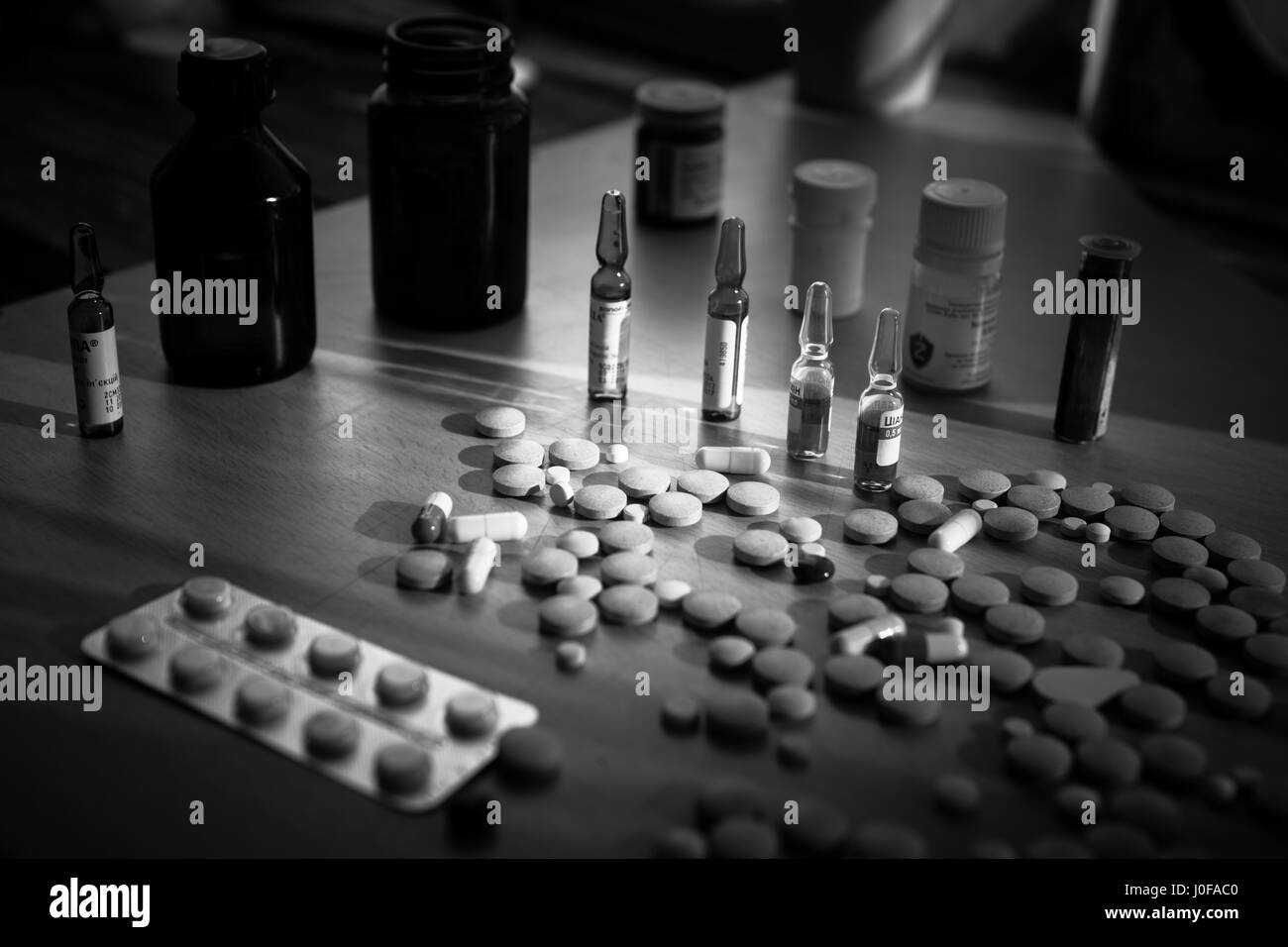 Libre de capsule ou comprimé médical ou médicament sur fond de bois. Beaucoup de médicaments et de couleur des comprimés. Selective focus Banque D'Images