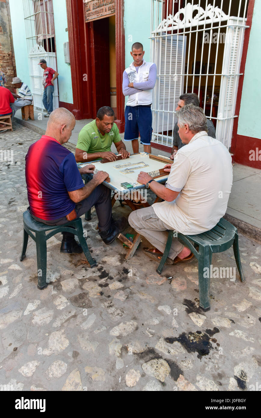 Trinidad, Cuba - 12 janvier 2017 : de vieux hommes jouant aux dominos dans les rues de Trinidad, Cuba. Banque D'Images