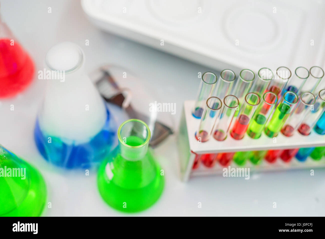 Expreriment-test en laboratoire avec des tubes à l'aide de réactifs chimiques, cornues et flacons Banque D'Images