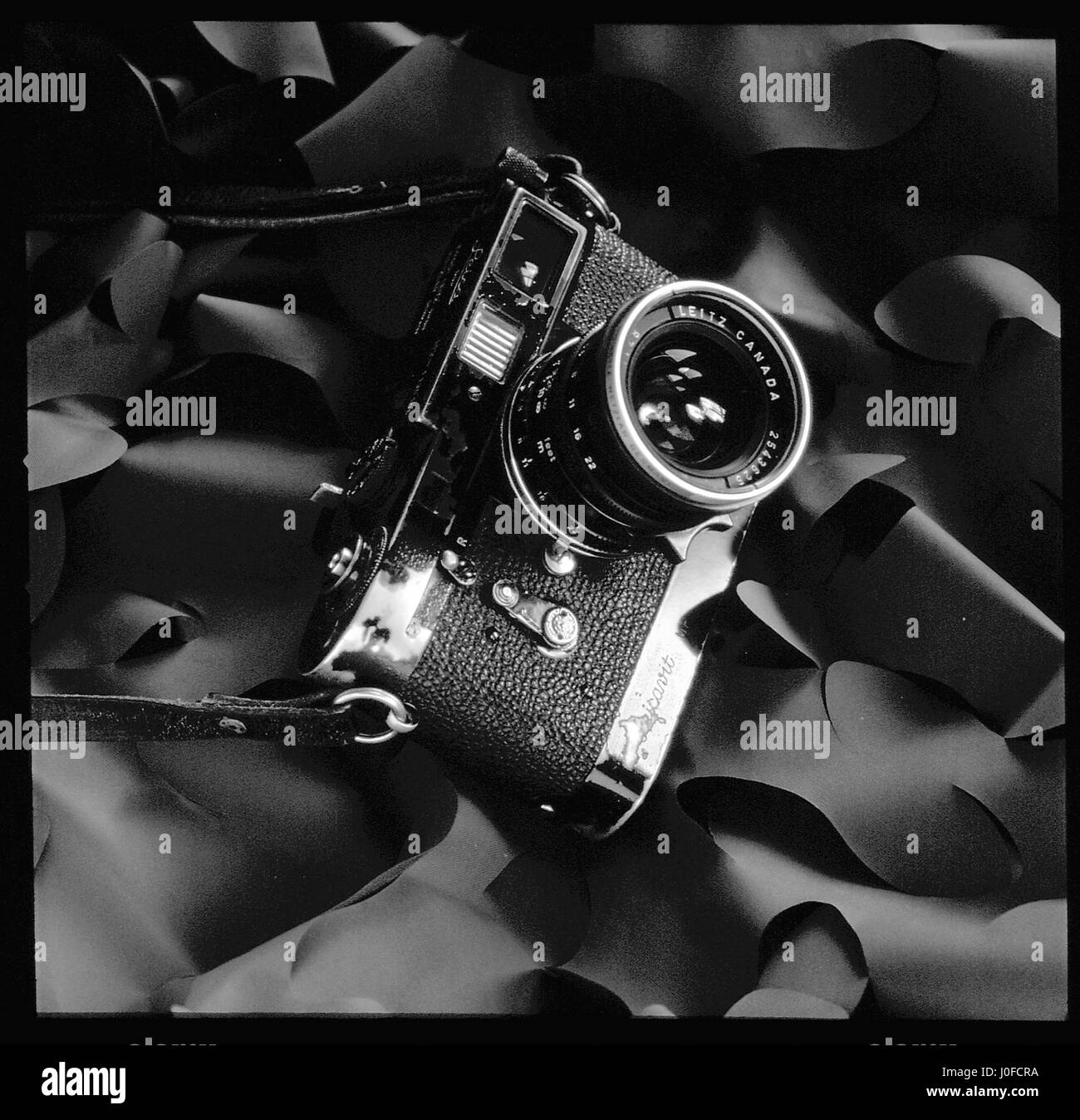 AJAXNETPHOTO. UNITED KINGDOM. - CLASSIC LEICA CAMERA - PEINTURE NOIRE 1950 LEICA M2 ÉQUIPÉS DE LÈVE-VITRE FILM LEICAVIT. PHOTO:JONATHAN EASTLAND/AJAX REF:RA2543625 Banque D'Images