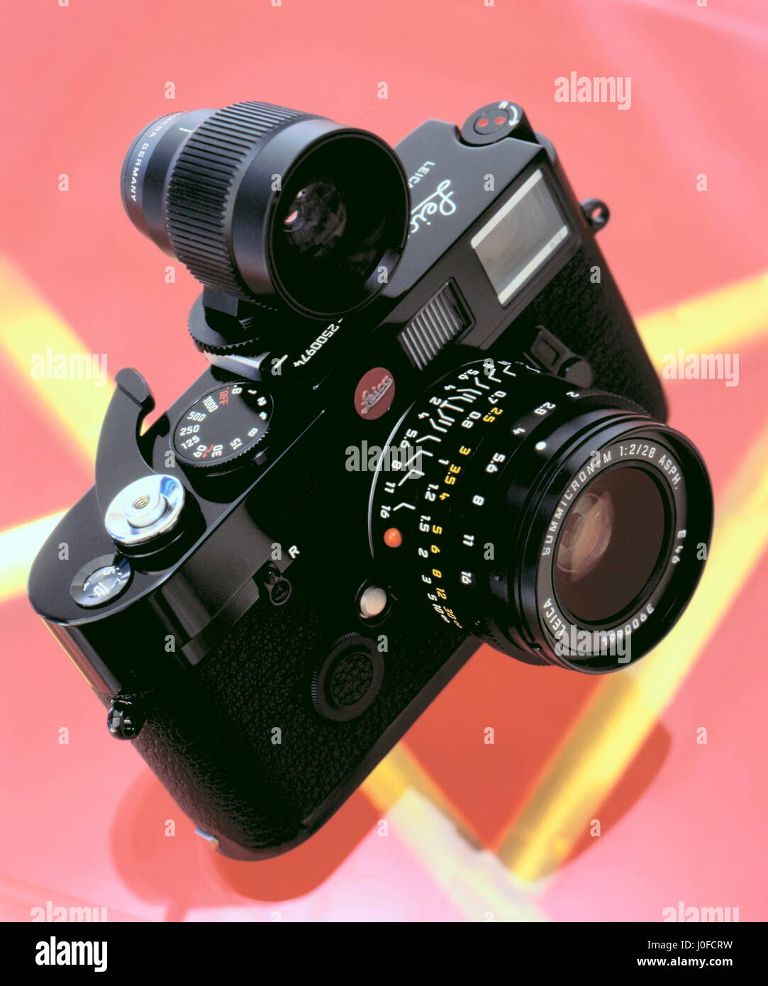 AJAXNETPHOTO. UNITED KINGDOM. - CLASSIC LEICA CAMERA - EDITION SPÉCIALE PEINTURE NOIRE LEICA M6TTL. PHOTO:JONATHAN EASTLAND/AJAX REF:BP2500974 Banque D'Images