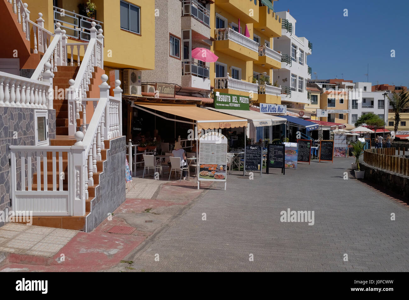 Les restaurants au bord de la voie à la village de pêcheurs de Los Abrigos, Tenerife, Canaries, Espagne. Banque D'Images