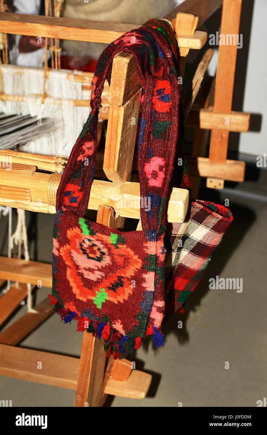 La tradition roumaine - filage de la laine et des choses à la main traditionnelle roumaine avec motifs antiques Banque D'Images
