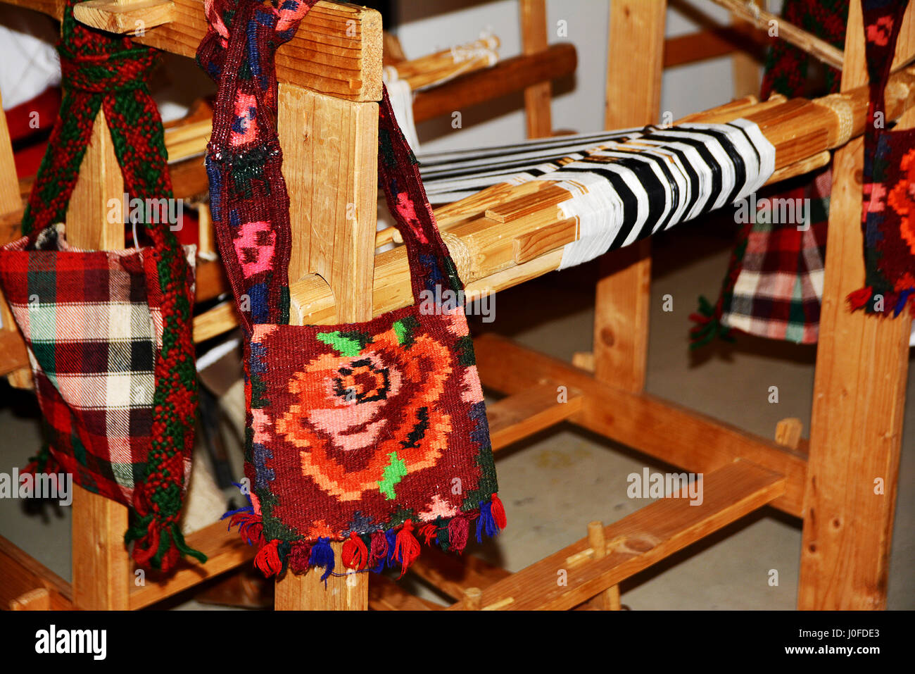 La tradition roumaine - filage de la laine et des choses à la main traditionnelle roumaine avec motifs antiques Banque D'Images