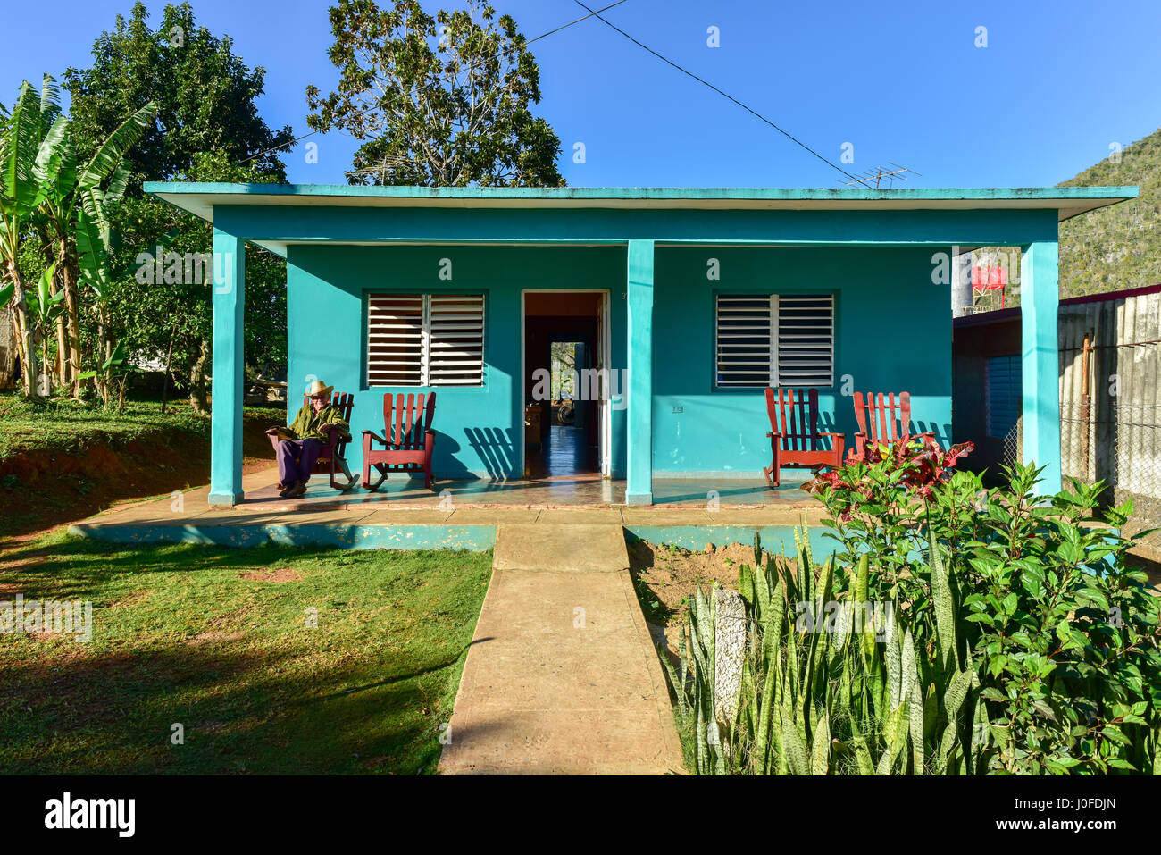 Viñales, Cuba - 11 janvier 2017 : Cuba Local homme assis devant sa maison à Viñales, Cuba. Banque D'Images