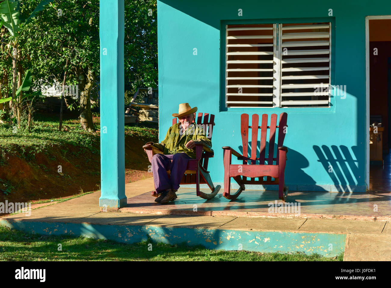 Viñales, Cuba - 11 janvier 2017 : Cuba Local homme assis devant sa maison à Viñales, Cuba. Banque D'Images