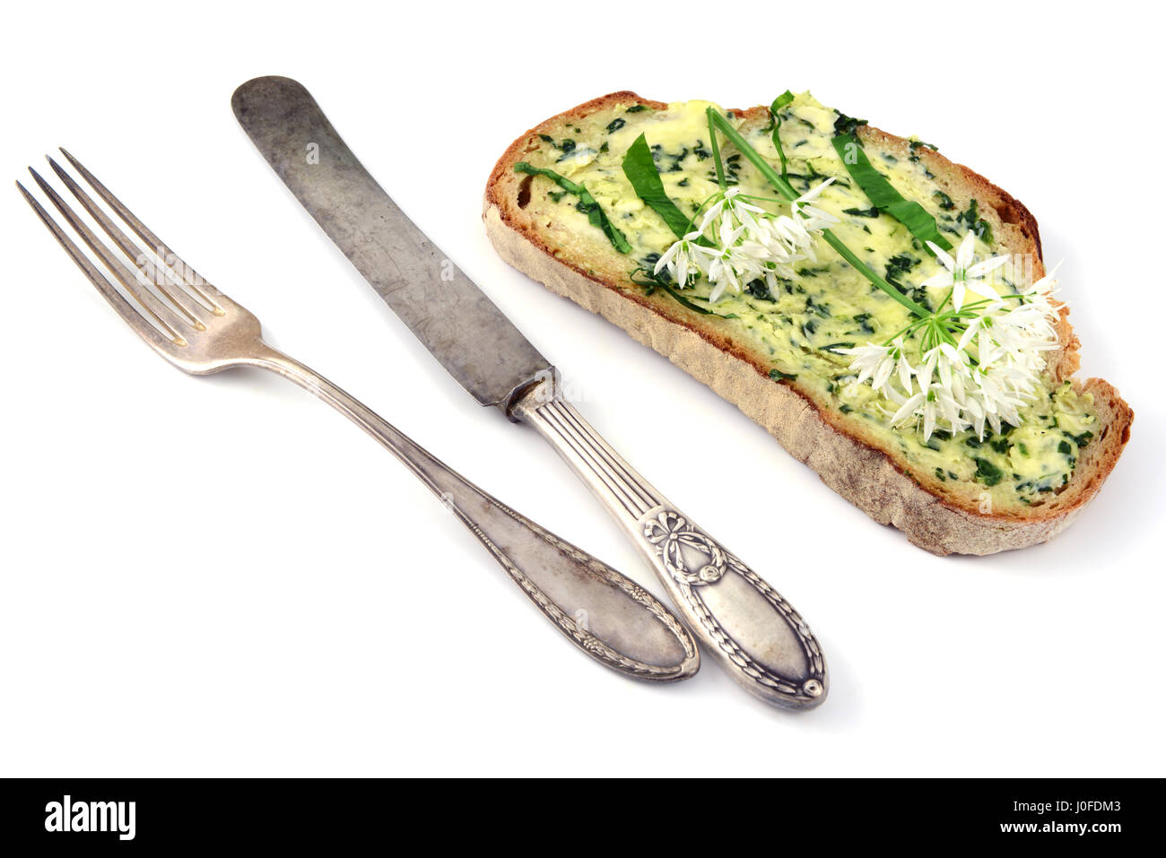 Tranche de pain frais et de beurre ramson avec antiqiue l'argenterie de côté. Banque D'Images