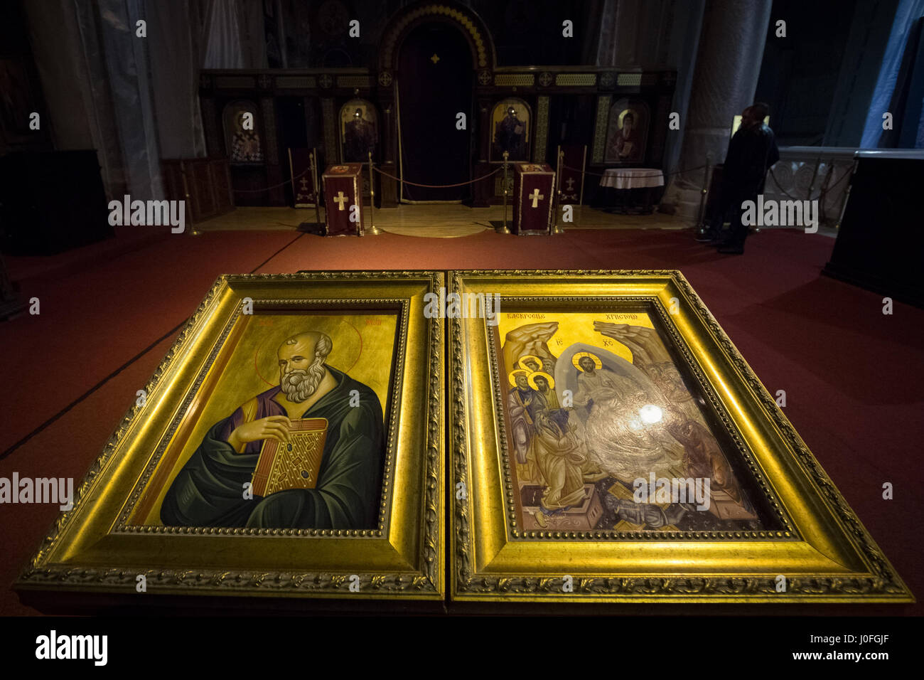 BELGRADE, SERBIE - Octobre 9, 2016 : Les icônes et les gens prier à l'intérieur du temple de Saint-sava, l'un des quartiers généraux de l'Eglise orthodoxe serbe pict Banque D'Images