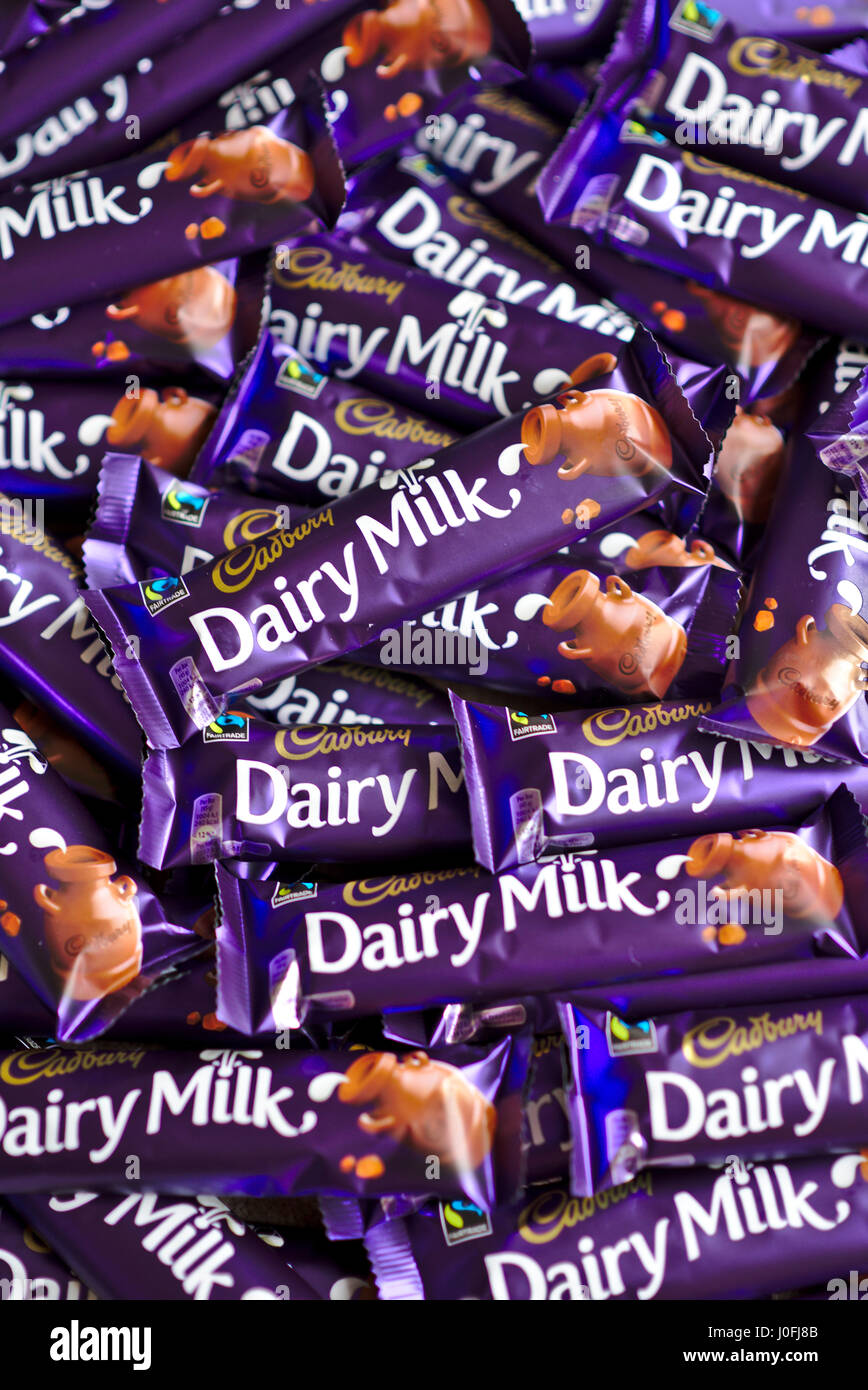 Cadbury's Dairy Milk bars dans une pile Banque D'Images