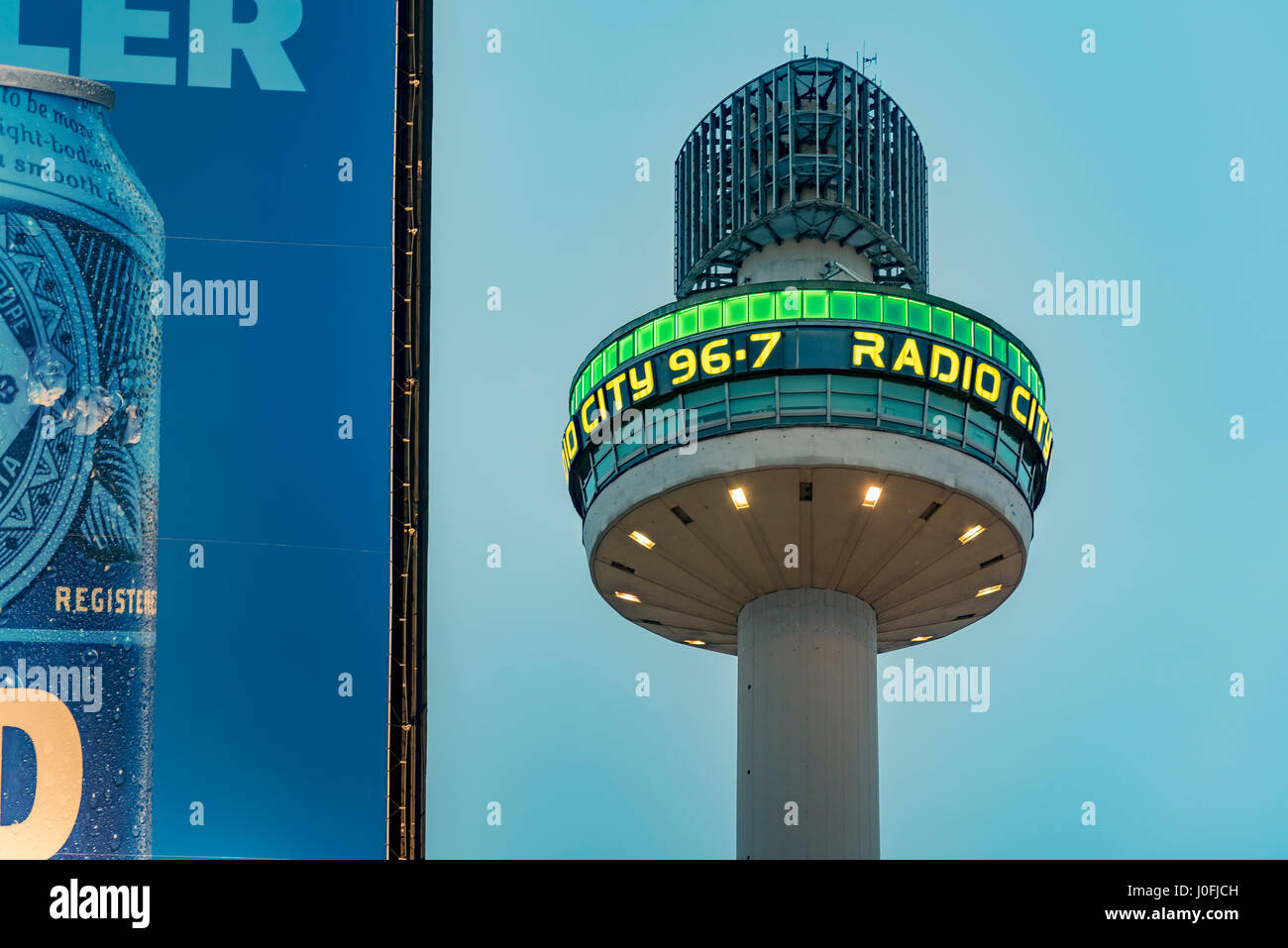 St John's beacon tower vert iluminated au Radio City pour de nouveaux autobus verts arriva pour Liverpool annonce. Banque D'Images