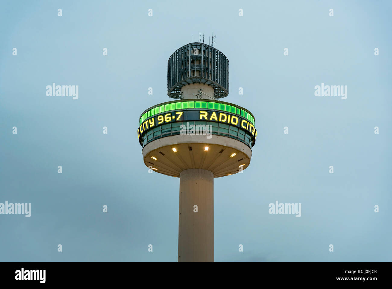 St John's beacon tower vert iluminated au Radio City pour de nouveaux autobus verts arriva pour Liverpool annonce. Banque D'Images