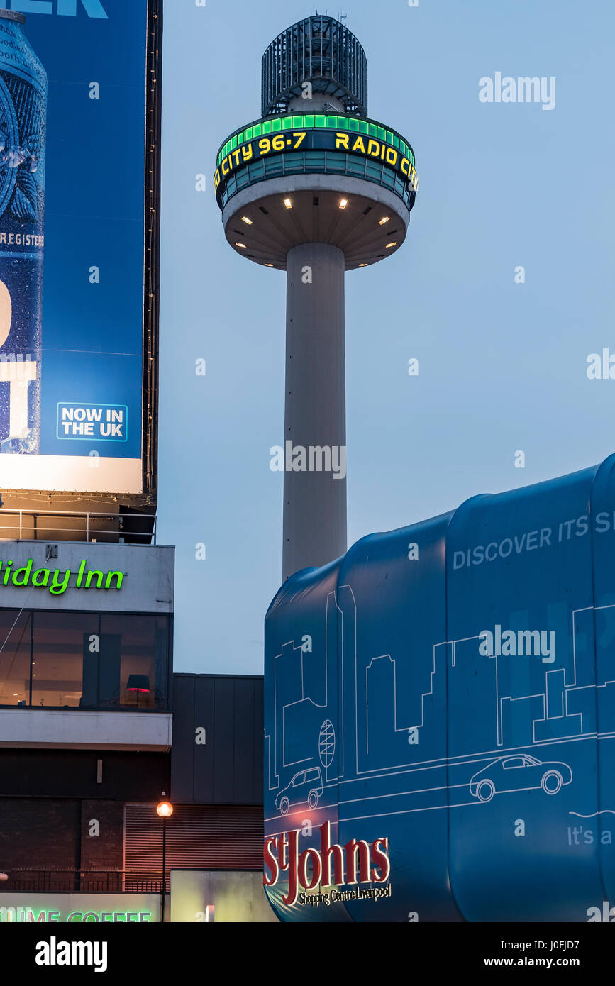 St John's tour phare allumé en vert au Radio City pour de nouveaux autobus verts arriva pour Liverpool annonce. Banque D'Images