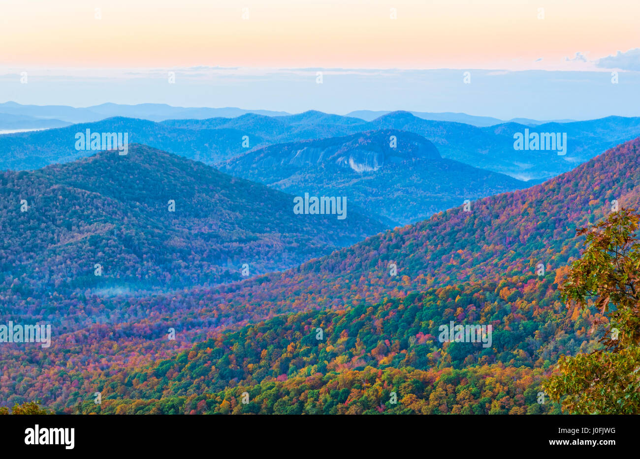 Caroline du Nord Brevard près d'Asheville montagnes Blue Ridge Couleurs  d'automne lever de la route des crêtes des collines Photo Stock - Alamy