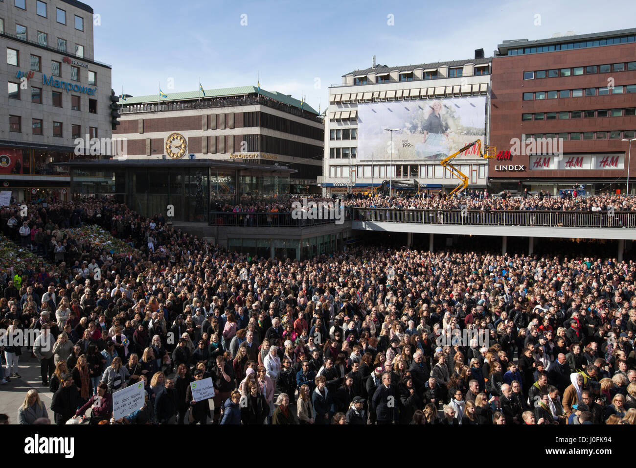 Des milliers de personnes se réunissent une veille pour les victimes de l'attaque de Stockholm après un présumé terroriste a conduit un camion dans détourné les piétons dans une rue très animée. Banque D'Images
