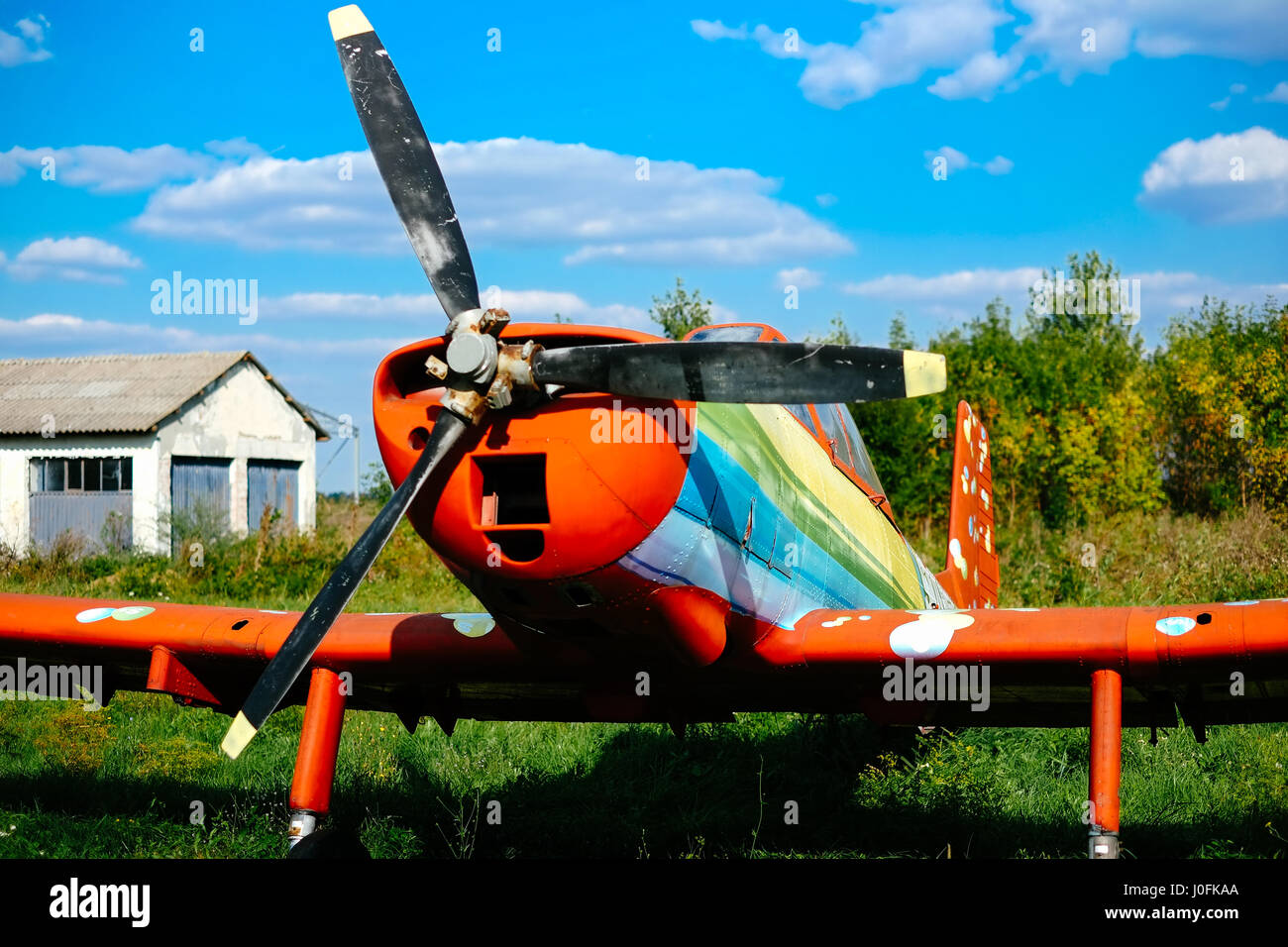 Colourfull airpane garé sur l'herbe à l'aérodrome Banque D'Images