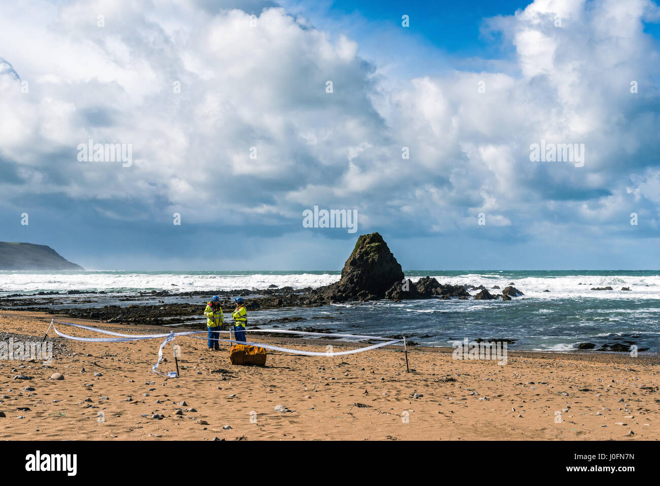 Old rusty fuites d'huile bouclée par la Garde côtière après lavage jusqu'à Bude sur la côte britannique au cours d'une tempête la nuit d'avant Banque D'Images