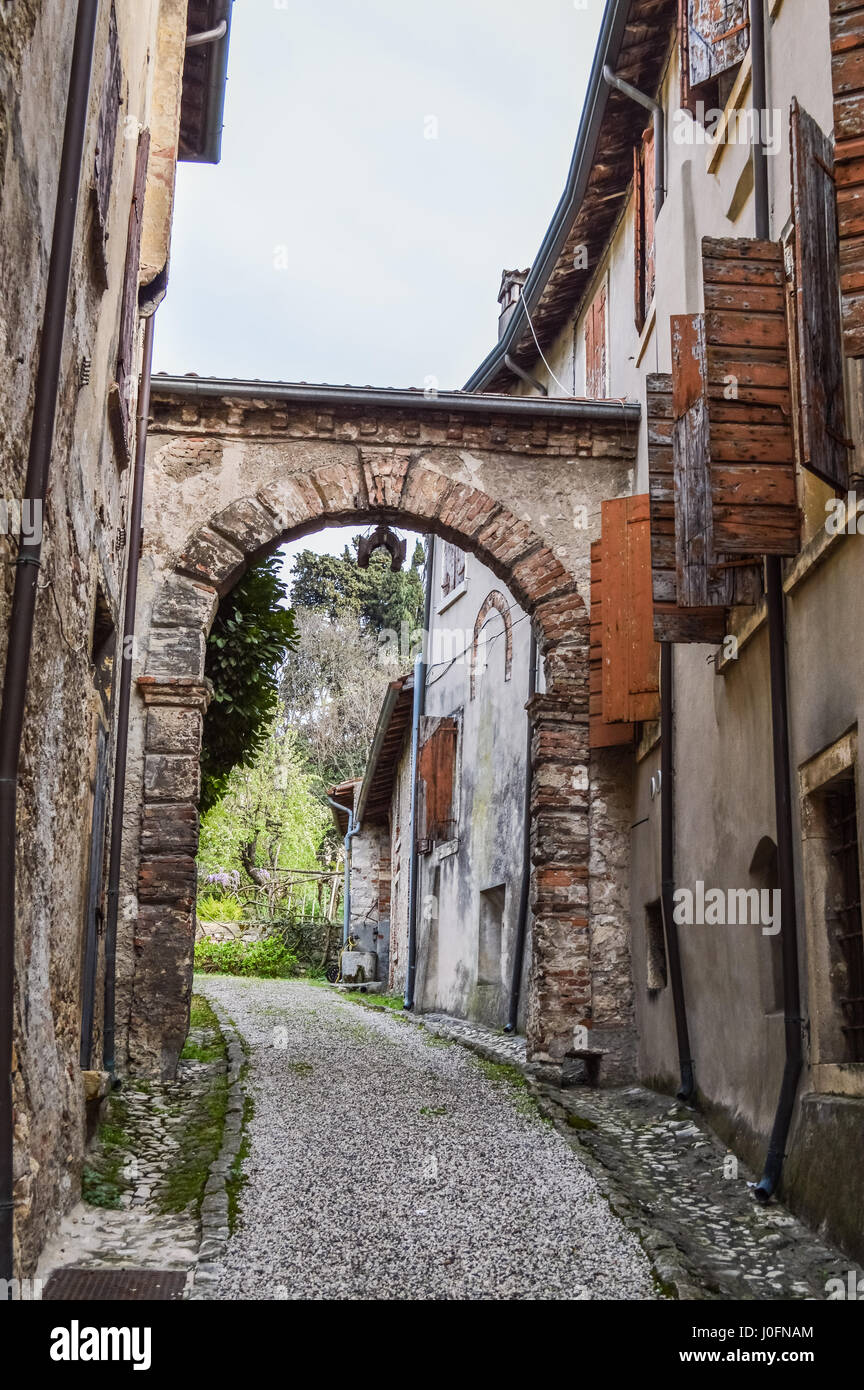 Vieille rue avec Arch dans l'Italie ancienne ville fortifiée de Soave. La vieille ville est entourée de murs médiévaux et est situé sur les collines près de Verona Banque D'Images