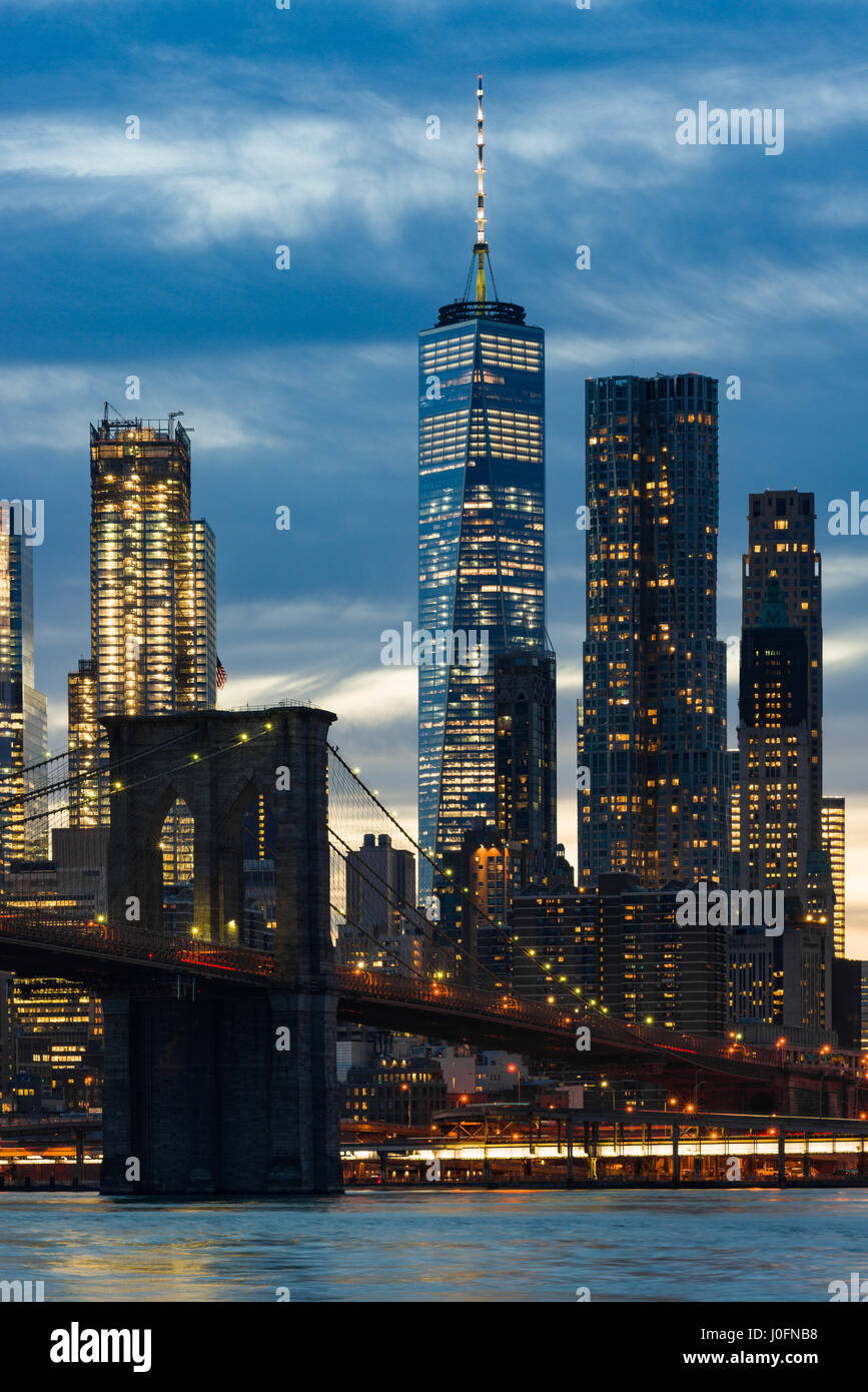 Pont de Brooklyn et le World Trade Centre en début de soirée la Lumière, New York, USA Banque D'Images
