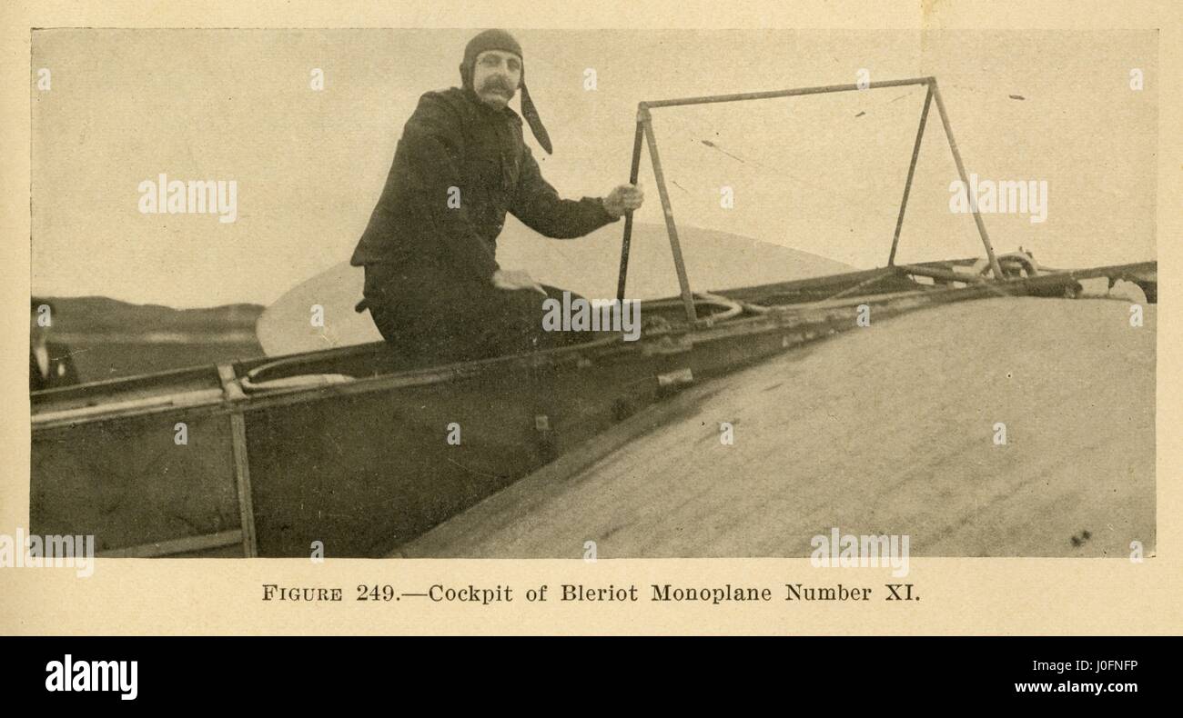 Un homme entrer dans le cockpit d'un avion monoplan Blériot XI, n° BlÌ peut-être Louis©riot Banque D'Images