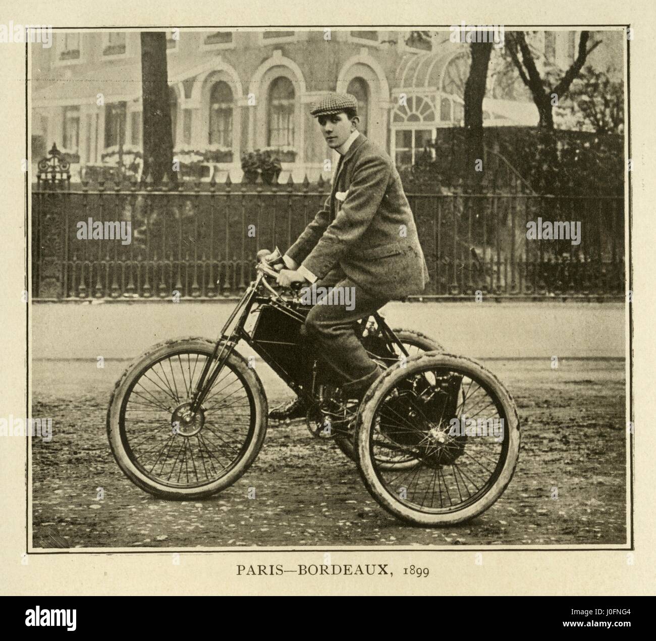 Un homme monté sur un tricycle motorisé sur la course Paris-Bordeaux, 1899 Banque D'Images