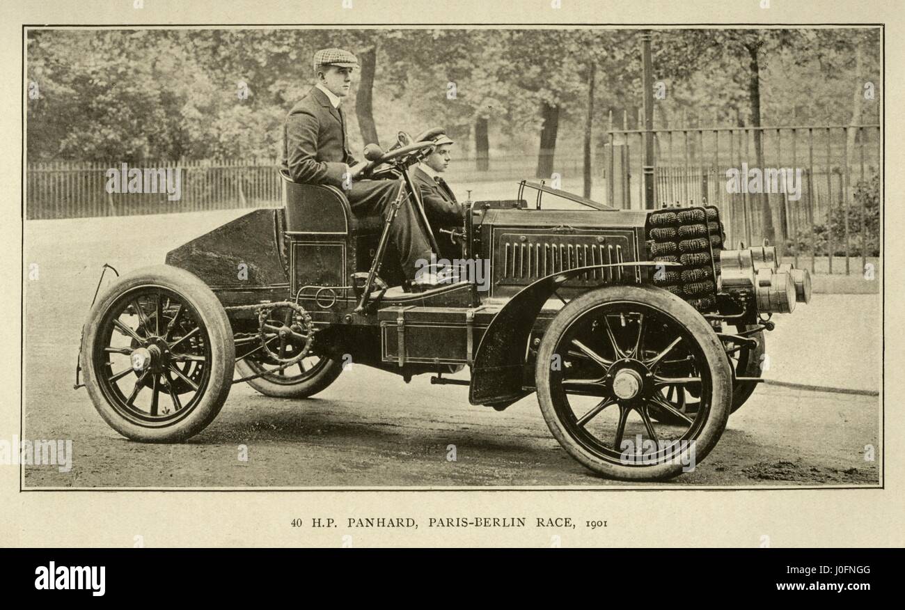 Un homme assis sur un 40 H.P. Voiture de course Panhard Paris-Berlin, Race, 1901 Banque D'Images