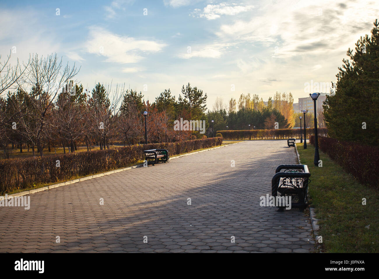 L'automne à Astana. Orange, jaune et vert les feuilles des arbres et l'herbe sont jonchés de feuillage Banque D'Images