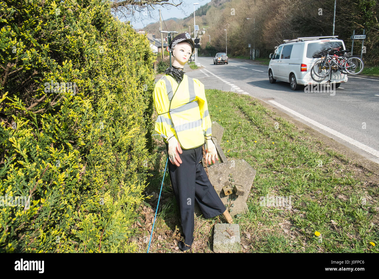 Faux, femme,femme,agent de police,poupée mannequin,,de,village,de,tre Taliesin,d,encourager les automobilistes,les pilotes,,lent,down,onA487,route,Ceredigion, pays de Galles, Banque D'Images