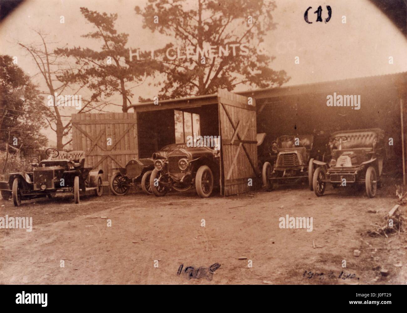 5 wagons fabriqués par H I Clements et Co, Sydney Australie, 4 s'asseoir dans un garage Banque D'Images