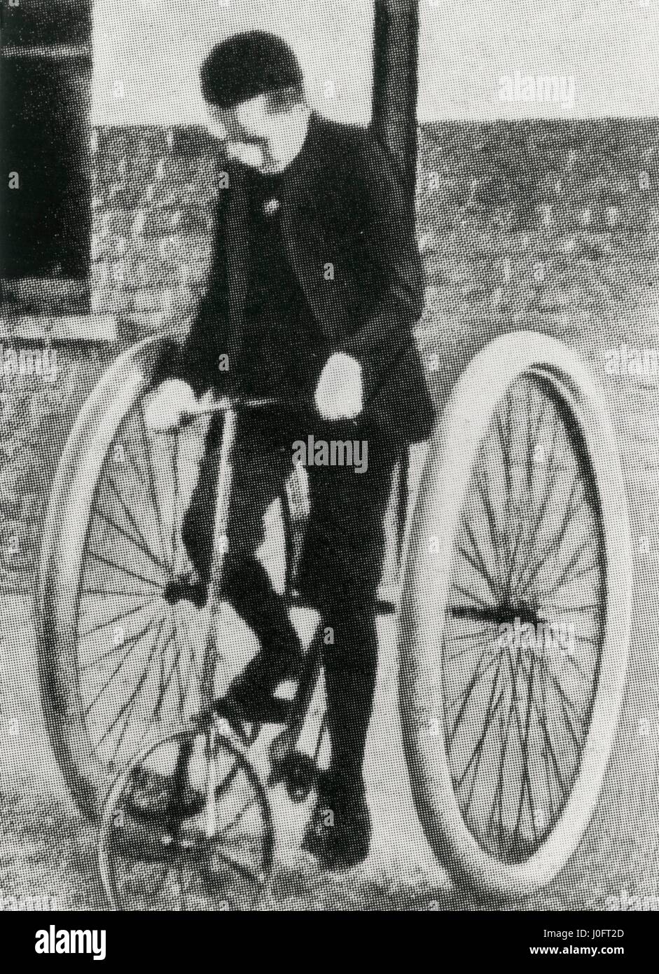 Jeune homme sur un vélo Dunlop, 1888 Banque D'Images