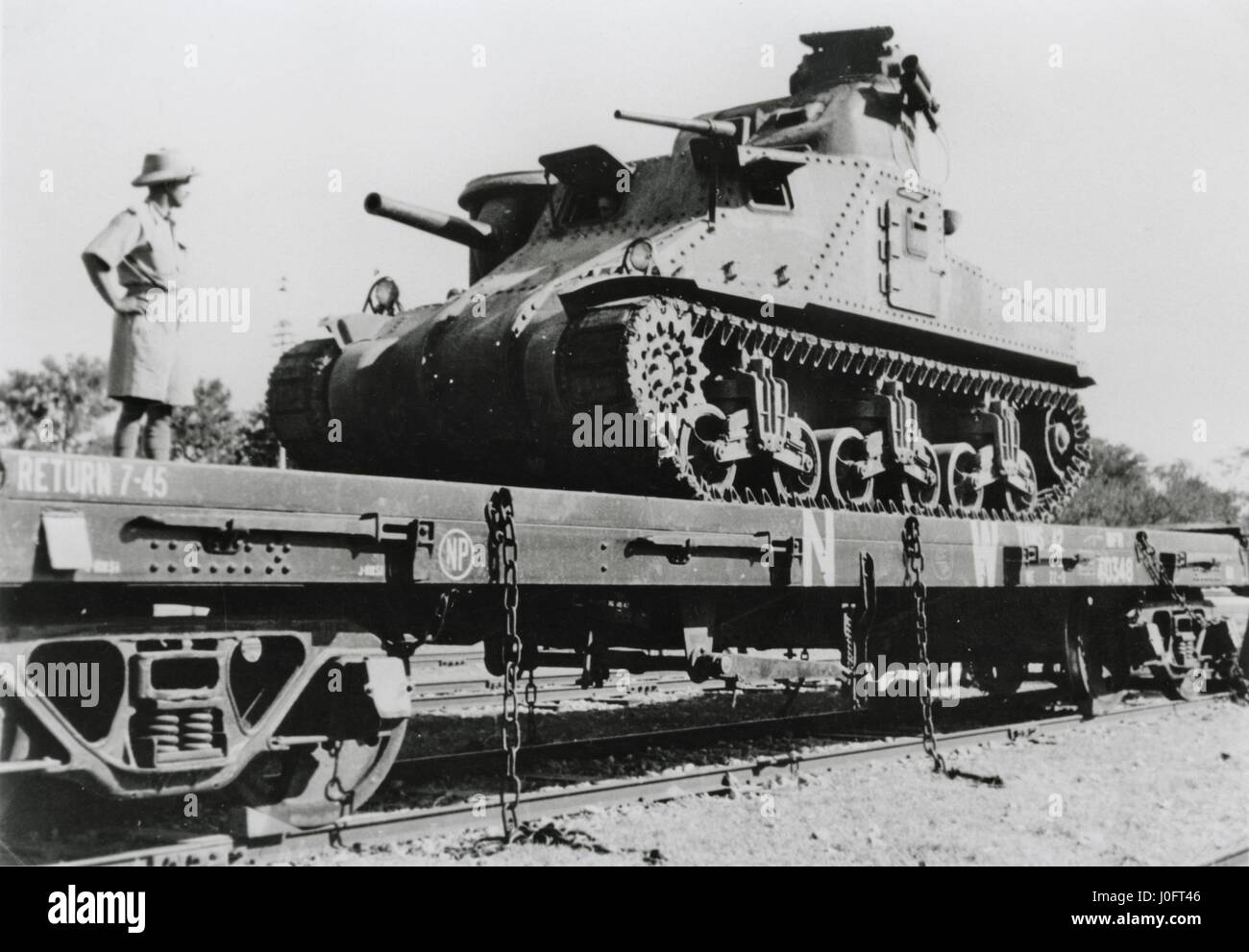 M4 tank chargé sur un véhicule de piste, Bombay, Inde, novembre 1942 Banque D'Images