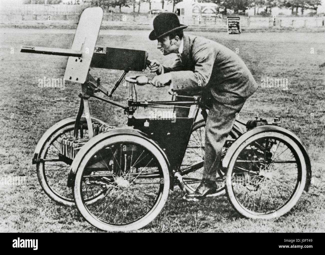 Premier véhicule à moteur. Un quadricycle avec une mitrailleuse Maxim démontré par F R Simms Banque D'Images