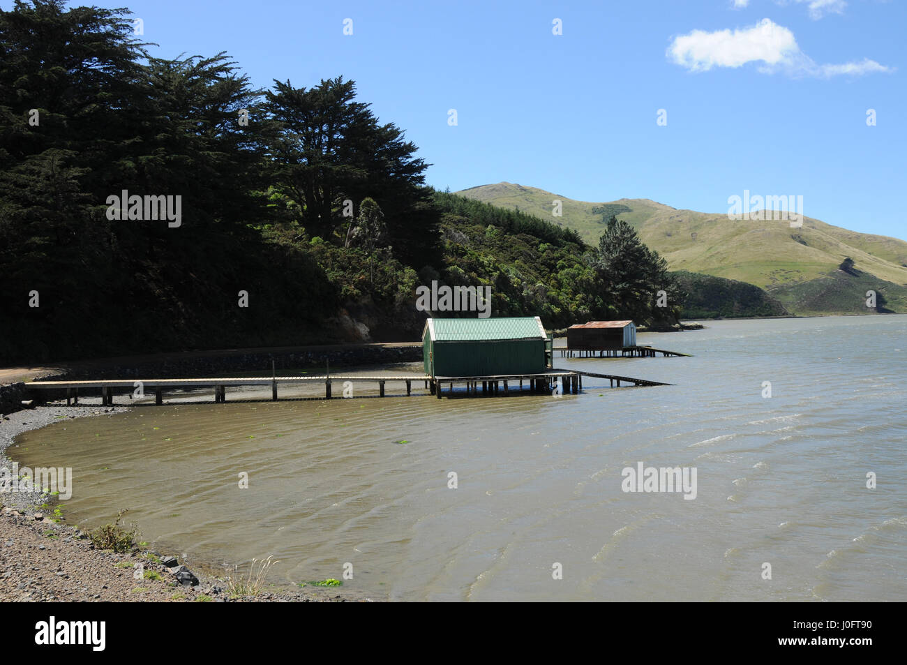 La pêche de loisirs, d'hangars à Hoopers une baie abritée près de Portobello, une petite communauté près de Dunedin, île du Sud, Nouvelle-Zélande. Banque D'Images