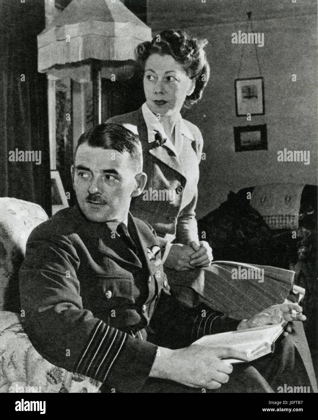 Frank Whittle et femme assis à la maison Banque D'Images