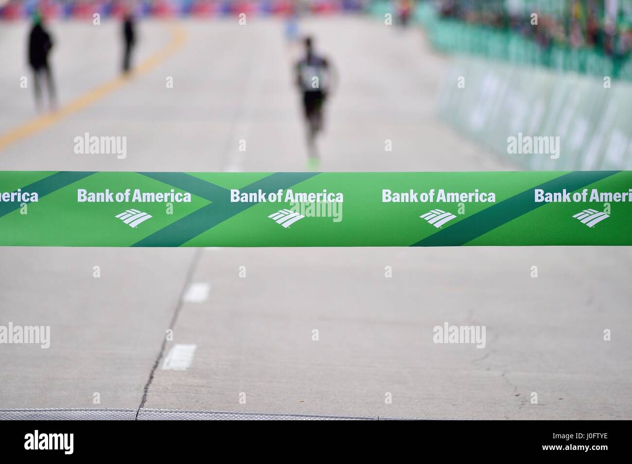 La bande à travers la ligne d'arrivée vous attend selon Stephen Sambu pressenti pour gagner la course 2017 Shamrock Shuffle. Chicago, Illinois, USA.. Banque D'Images