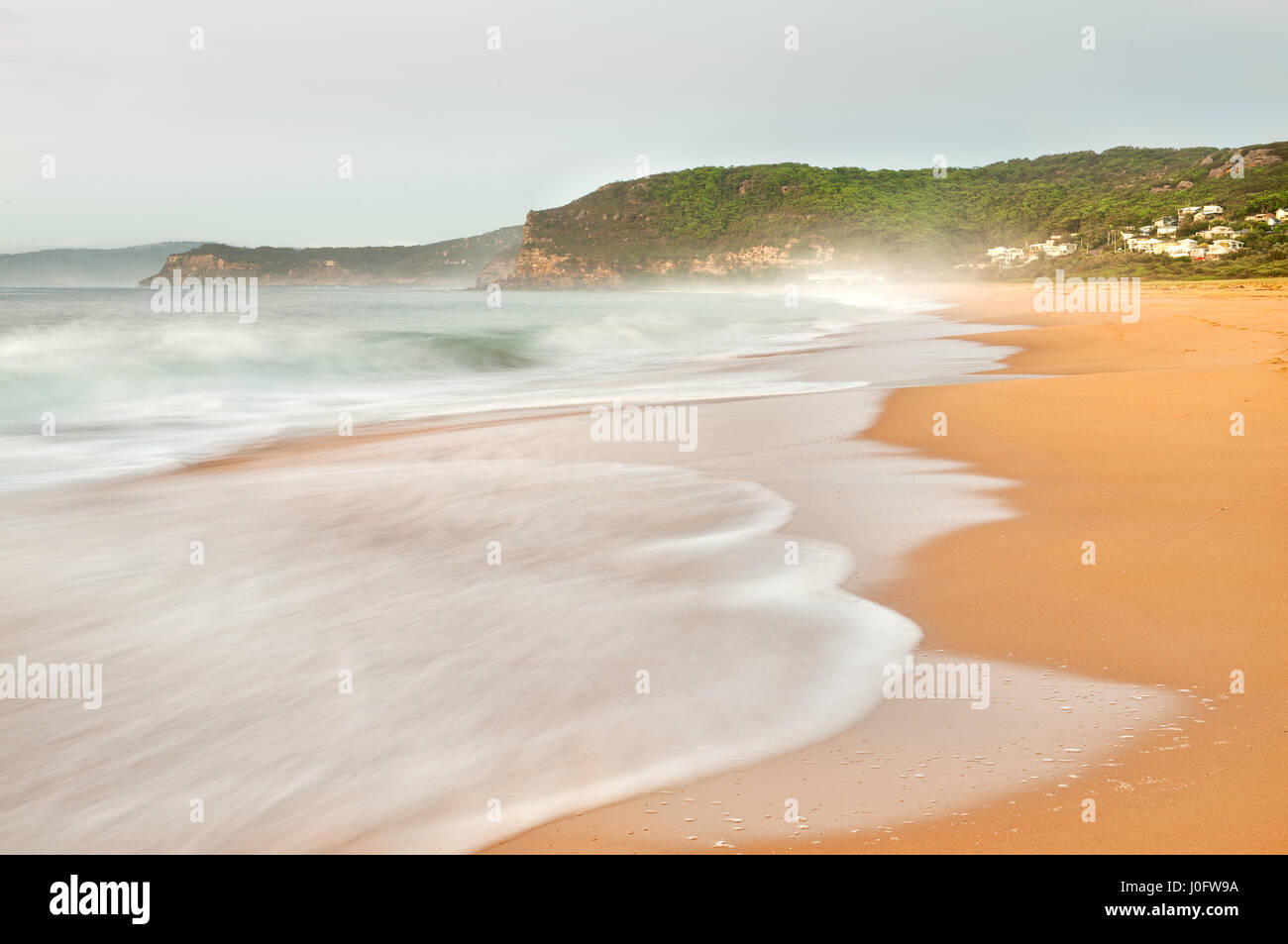 Tôt le matin sur la petite plage de Bouddi National Park. Banque D'Images