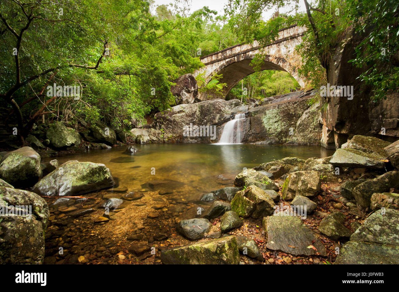 Peu de Crystal Creek Bridge dans le Paluma Range. Banque D'Images